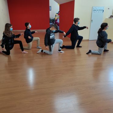 ΠΑΡΑΔΟΣΙΑΚΟΣ ΧΟΡΟΣ- ΕΦΗΒΙΚΟ ΤΜΗΜΑ- ΚΑΘΕ ΣΑΒΒΑΤΟ 13:45- 14:45