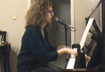 Ένα τραγούδι αφιερωμένο με αγάπη  από την κυρία Λίλη Σαμιωτάκη