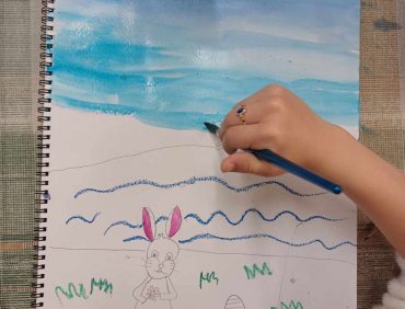 Ζωγραφική στον ΟΝΑΡ: Τα παιδάκια του εργαστηρίου φιλοτεχνούν τον λαγό τους και εύχονται καλό Πάσχα!